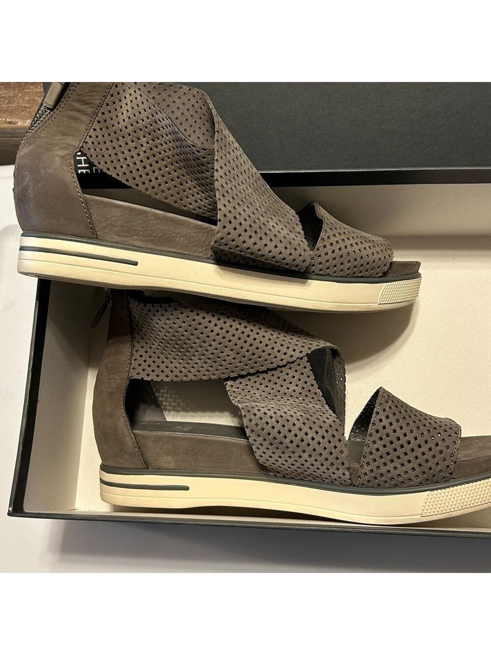Eileen Fisher woman’s Dark gray Sandals. Size 9 1/2 M. Good condition. Zip back - Picture 5 of 11